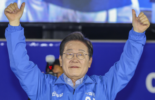 이재명 더불어민주당 대선 후보가 선거를 하루 앞둔 지난 2일 서울 여의도공원 마지막 유세에 입장해 환호하는 시민들을 향해 엄지를 들어보이고 있다. [연합뉴스]